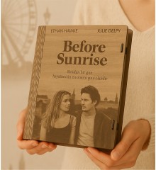 Hediye Çikolata Kitabı - Before Sunrise - Temalı Kitap Kutulu - Romantik Anlara İlham Veren Sinema Tadında Bir Tat Hediye Çikolata Kitabı - Before Sunrise - Temalı Kitap Kutulu - Romantik Anlara İlham Veren Sinema Tadında Bir Tat