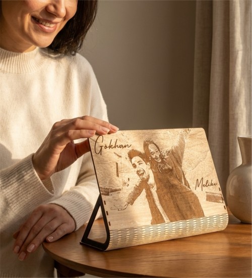 Modern Çerçeveli Ahşap Fotoğraf - Kişiye Özel Tasarım Hediye ile Sevdiklerinize Anlamlı ve Kalıcı Bir Anı Sunun