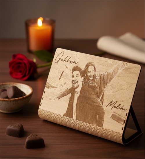 Modern Çerçeveli Ahşap Fotoğraf - Kişiye Özel Tasarım Hediye ile Sevdiklerinize Anlamlı ve Kalıcı Bir Anı Sunun