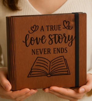 Fotoğraf Albümü -A True Love Story Never Ends- Yazılı, Ahşap ile Sonsuz Aşkınıza Sayfa Sayfa Tanıklık Edin Fotoğraf Albümü -A True Love Story Never Ends- Yazılı, Ahşap ile Sonsuz Aşkınıza Sayfa Sayfa Tanıklık Edin