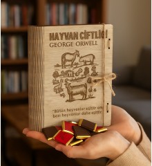 Hediye Çikolata Kitabı -George Orwell Hayvan Çiftliği- Madlen ile Edebiyat Tutkunlarına Özel Lezzetli Bir Dokunuş Hediye Çikolata Kitabı -George Orwell Hayvan Çiftliği- Madlen ile Edebiyat Tutkunlarına Özel Lezzetli Bir Dokunuş