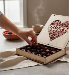 Hediye Çikolata Gül ve Kalp Desenli Kutuda -Kalbim'e- Yazılı - Romantik Anlara Özel Zarif Bir Sunum