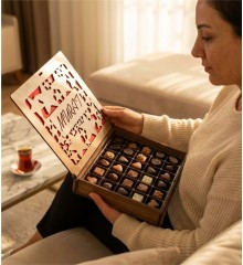 Hediye Kutulu Çikolata - Yıldızlarla Süslü, İsimli ve Ahşap Tasarımıyla Parlayan Tatlı Bir Hediye