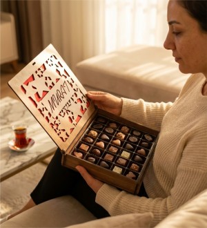 Hediye Kutulu Çikolata - Yıldızlarla Süslü, İsimli ve Ahşap Tasarımıyla Parlayan Tatlı Bir Hediye