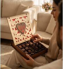 Hediyelik Çikolata - Kalplerle Süslenmiş Harfli Ahşap Kutulu - Kişisel ve Romantik Bir Tatlı Sürpriz