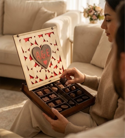 Hediyelik Çikolata - Kalplerle Süslenmiş Harfli Ahşap Kutulu - Kişisel ve Romantik Bir Tatlı Sürpriz