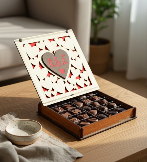 Hediyelik Çikolata - Kalplerle Süslenmiş Harfli Ahşap Kutulu - Kişisel ve Romantik Bir Tatlı Sürpriz