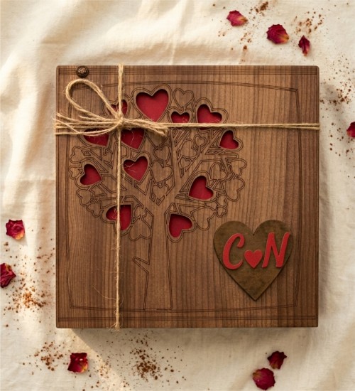 Hediyelik Çikolata - Harfli ve Aşk Ağacı Temalı Ahşap Kutulu - Sevdanızın Kök Salan Hali