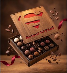 Hediyelik Çikolata - İsimli -Superman- Tasarım Ahşap Kutusu ile Kahramanlara Yakışır Tatlı Bir Sürpriz