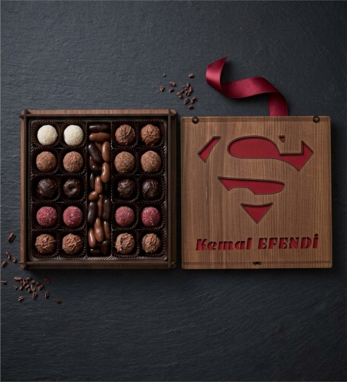 Hediyelik Çikolata - İsimli -Superman- Tasarım Ahşap Kutusu ile Kahramanlara Yakışır Tatlı Bir Sürpriz