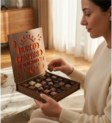 Hediyelik Çikolata - İsimli, Tarihli, Ahşap Kutulu Kişiye Özel - Anılarınızı Tatlı Bir Hatıraya Dönüştürün