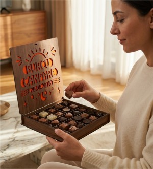 Hediyelik Çikolata - İsimli, Tarihli, Ahşap Kutulu Kişiye Özel - Anılarınızı Tatlı Bir Hatıraya Dönüştürün