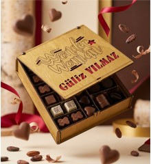 Hediyelik Çikolata - İsimli Wonder Woman Temalı Ahşap Kutusu ile Güçlü Kadınlara Özel Lezzetli Bir Hediye