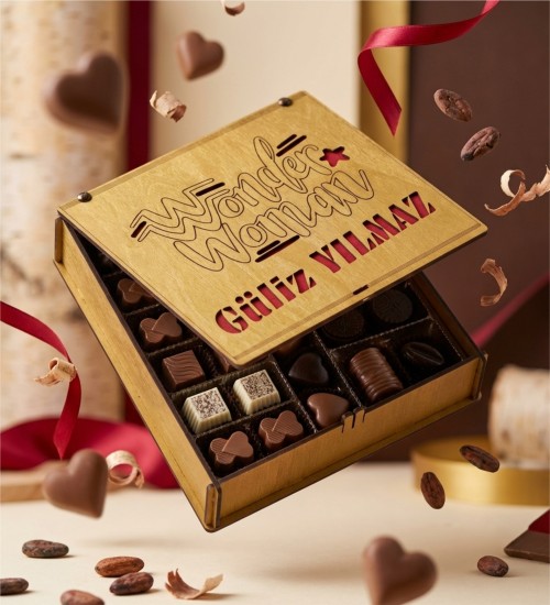 Hediyelik Çikolata - İsimli Wonder Woman Temalı Ahşap Kutusu ile Güçlü Kadınlara Özel Lezzetli Bir Hediye