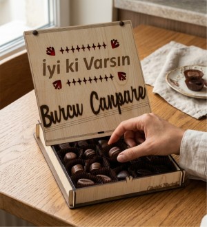 Hediyelik Çikolata -İyi Ki Varsın- Yazılı İsimli Ahşap Kutulu Tatlı Sürpriz - Sıcacık Bir Mesajla Gülümsetin