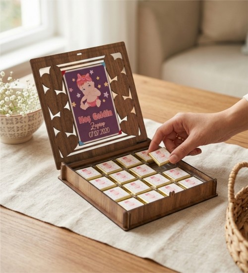 İsimli Bebek Çikolatası - Ahşap Kutulu, Kız Bebeklere Özel - Yeni Bir Hayatı Tatlı Bir Başlangıçla Kutlayın