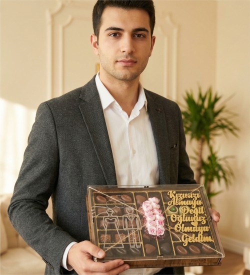 İsteme Çikolatası - Pleksi Kutulu Kızınızı Almaya Değil Oğlunuz Olmaya Geldim Yazılı, Mizahi ve Anlamlı Sözlere Tatlı Bir Eşlik