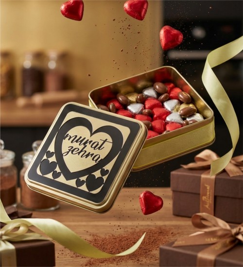 Kalpli Çikolatalar - İsme Özel Pleksi Tasarım Şık Metal Kutu ile Aşkınızı Zarif Bir Sunumla Taçlandırın