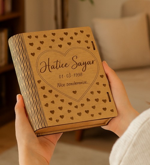 Aşkınızı Tatlı Bir Hediyeyle Gösterin: İsimli, Ahşap Kitap Kutulu Kalpli Çikolata - Sevgiliye Çikolata, Romantik Hediye, Yıl Dönümü Hediyesi Aşkınızı Tatlı Bir Hediyeyle Gösterin: İsimli, Ahşap Kitap Kutulu Kalpli Çikolata - Sevgiliye Çikolata, Romantik Hediye, Yıl Dönümü Hediyesi