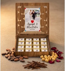 Kız Isteme Çikolatası - İsimli, Fotoğraflı ve Ahşap Kutusu ile Geleneksel Anlara Özgün Bir Tat Katın Kız Isteme Çikolatası - İsimli, Fotoğraflı ve Ahşap Kutusu ile Geleneksel Anlara Özgün Bir Tat Katın