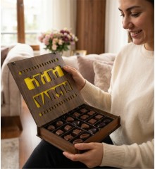 Kutulu Hediyelik Çikolata - İyiki Varsın Yazılı Spesiyal - Hayatınızda Özel Yeri Olanlara Lezzetli Bir Teşekkür