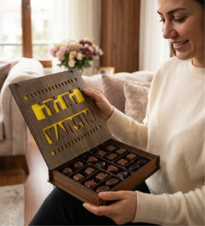 Kutulu Hediyelik Çikolata - İyiki Varsın Yazılı Spesiyal - Hayatınızda Özel Yeri Olanlara Lezzetli Bir Teşekkür