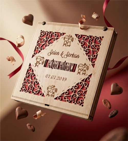 Kutulu Hediye Çikolata - İsimli ve Tarihli, Sevgili Figürlü Romantik Tasarım ile Aşkınızı Taçlandırın