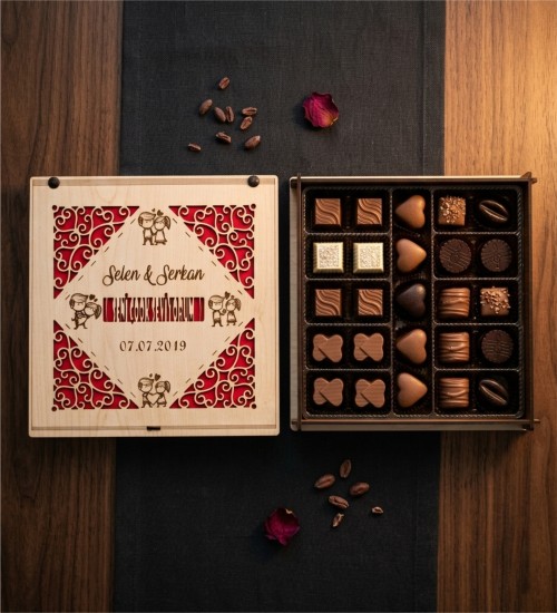 Kutulu Hediye Çikolata - İsimli ve Tarihli, Sevgili Figürlü Romantik Tasarım ile Aşkınızı Taçlandırın