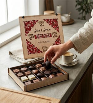 Kutulu Hediye Çikolata - İsimli ve Tarihli, Sevgili Figürlü Romantik Tasarım ile Aşkınızı Taçlandırın Kutulu Hediye Çikolata - İsimli ve Tarihli, Sevgili Figürlü Romantik Tasarım ile Aşkınızı Taçlandırın