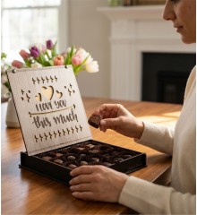 Kutulu Hediyelik Çikolata -I Love You This Much- Yazılı Ahşap ile Sevginizi Tatlı Bir Cümleyle Dile Getirin