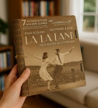 Hediye Çikolata Kitabı - La La Land Temalı Ahşap Kitap Kutulu - Sinema Tutkunlarına Tatlı ve Romantik Bir Sürpriz Hediye Çikolata Kitabı - La La Land Temalı Ahşap Kitap Kutulu - Sinema Tutkunlarına Tatlı ve Romantik Bir Sürpriz