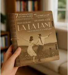 Hediye Çikolata Kitabı - La La Land Temalı Ahşap Kitap Kutulu - Sinema Tutkunlarına Tatlı ve Romantik Bir Sürpriz Hediye Çikolata Kitabı - La La Land Temalı Ahşap Kitap Kutulu - Sinema Tutkunlarına Tatlı ve Romantik Bir Sürpriz