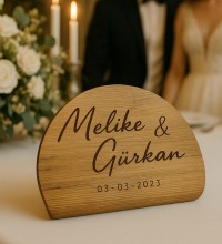 Masa İsimliği Yuvarlak Ahşap - Özel Günler İçin Kişiye Özel, Şıklığı ve Kişiselliği Buluşturan Zarif Bir Detay Masa İsimliği Yuvarlak Ahşap - Özel Günler İçin Kişiye Özel, Şıklığı ve Kişiselliği Buluşturan Zarif Bir Detay