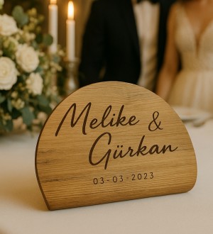 Masa İsimliği Yuvarlak Ahşap - Özel Günler İçin Kişiye Özel, Şıklığı ve Kişiselliği Buluşturan Zarif Bir Detay Masa İsimliği Yuvarlak Ahşap - Özel Günler İçin Kişiye Özel, Şıklığı ve Kişiselliği Buluşturan Zarif Bir Detay