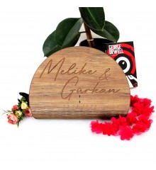 Masa İsimliği Yuvarlak Ahşap - Özel Günler İçin Kişiye Özel, Şıklığı ve Kişiselliği Buluşturan Zarif Bir Detay Masa İsimliği Yuvarlak Ahşap - Özel Günler İçin Kişiye Özel, Şıklığı ve Kişiselliği Buluşturan Zarif Bir Detay