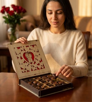 Sevgiliye Hediye Çikolata - Kalpler İçinde Şıp Sevdi Aşıklar ile Neşeli ve Romantik Bir Hediye Deneyimi Yaşatın