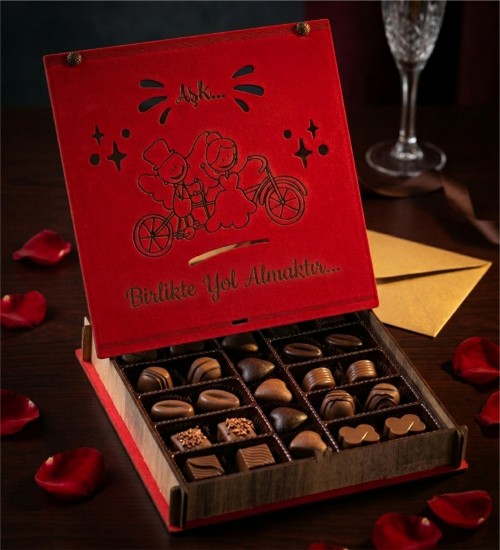Sevgiliye Hediye Çikolata - Aşk Birlikte Yol Almaktır Yazılı, Duygulara Yol Arkadaşı Olan Lezzetli Bir Sürpriz