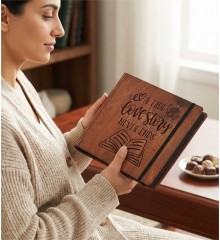 Fotoğraf Albümü -A True Love Story Never Ends- Yazılı, Ahşap ile Sonsuz Aşkınıza Sayfa Sayfa Tanıklık Edin Fotoğraf Albümü -A True Love Story Never Ends- Yazılı, Ahşap ile Sonsuz Aşkınıza Sayfa Sayfa Tanıklık Edin