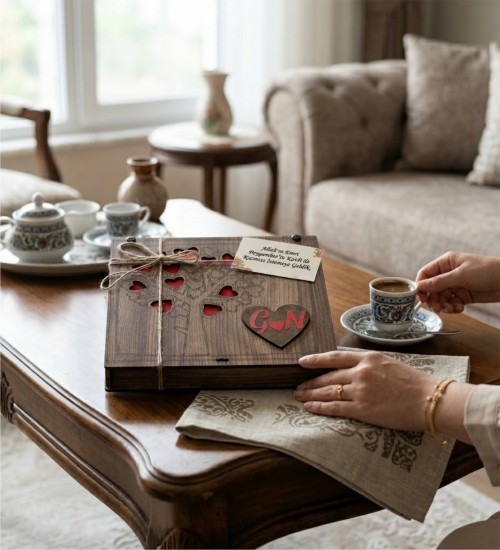 Hediyelik Çikolata - Harfli ve Aşk Ağacı Temalı Ahşap Kutulu - Sevdanızın Kök Salan Hali