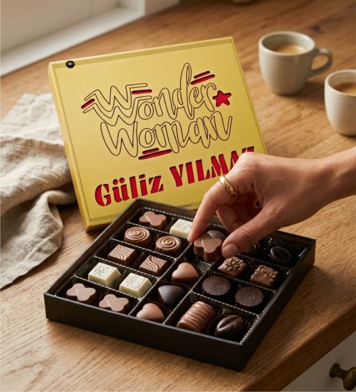Hediyelik Çikolata - İsimli Wonder Woman Temalı Ahşap Kutusu ile Güçlü Kadınlara Özel Lezzetli Bir Hediye