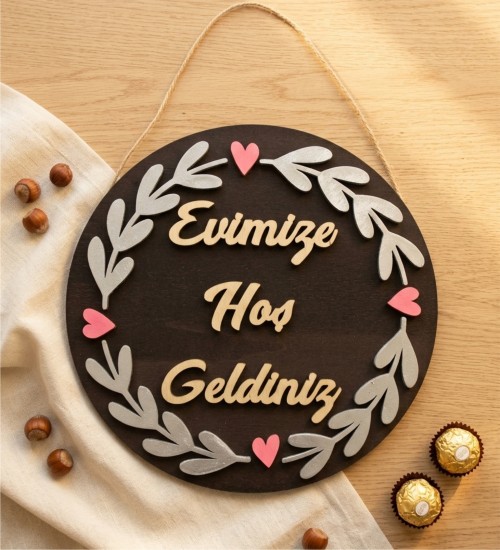 Kapı Süsü - Evimize Hoş Geldiniz Yazılı Ağaç ve Kalp Detaylı - Sıcacık ve Samimi Bir Karşılama Sunun