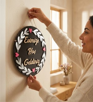 Kapı Süsü - Evimize Hoş Geldiniz Yazılı Ağaç ve Kalp Detaylı - Sıcacık ve Samimi Bir Karşılama Sunun