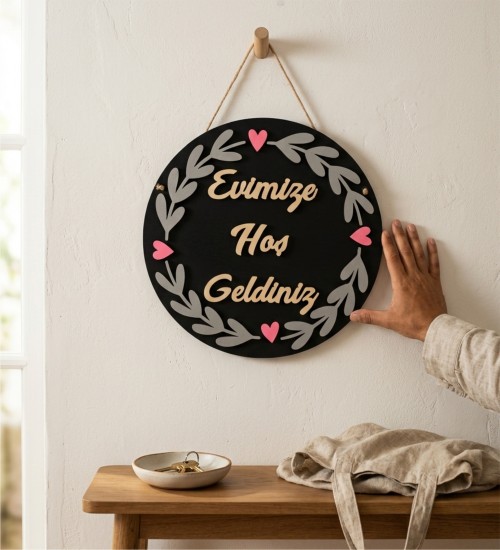 Kapı Süsü - Evimize Hoş Geldiniz Yazılı Ağaç ve Kalp Detaylı - Sıcacık ve Samimi Bir Karşılama Sunun