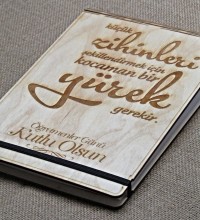 Öğretmenler Günün Kutlu Olsun Yazılı Ahşap Kapaklı A5 Defter Öğretmenler Günün Kutlu Olsun Yazılı Ahşap Kapaklı A5 Defter