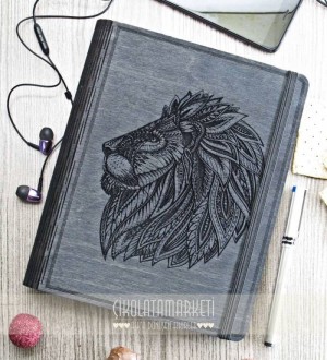 Arslan Figürü Oymalı Ahşap Kapaklı Özel Üretim Şık Defter Arslan Figürü Oymalı Ahşap Kapaklı Özel Üretim Şık Defter