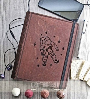 Astronot Figürlü Ahşap Kapaklı Özel Üretim Şık Defter Astronot Figürlü Ahşap Kapaklı Özel Üretim Şık Defter