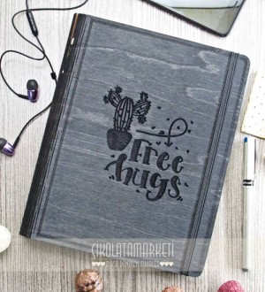Free Hugs Figürlü Ahşap Kapaklı Özel Üretim Şık Defter Free Hugs Figürlü Ahşap Kapaklı Özel Üretim Şık Defter