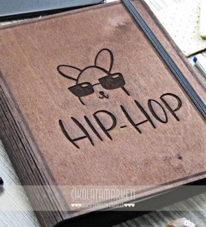 Hip-Hop Figürlü Ahşap Kapaklı Özel Üretim Şık Defter Hip-Hop Figürlü Ahşap Kapaklı Özel Üretim Şık Defter