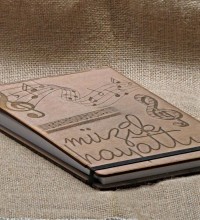 Müzik Hayattır Yazılı Ahşap Kapaklı A5 Boyutunda Defter Müzik Hayattır Yazılı Ahşap Kapaklı A5 Boyutunda Defter