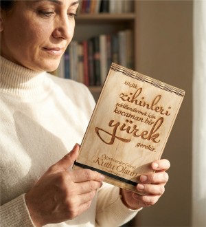 Öğretmenler Günün Kutlu Olsun Yazılı Ahşap Kapaklı A5 Defter Öğretmenler Günün Kutlu Olsun Yazılı Ahşap Kapaklı A5 Defter